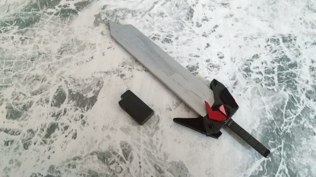 武器月鏡大魔剣 炎極(げっきょうたいまけん えんごく)元は月鏡剣という 手にした者の願いにより形が変わる魔剣  その名の通り 炎を纏い攻撃する事も可能そして鎧砲の盾に装填するエネルギーカートリッジも製作