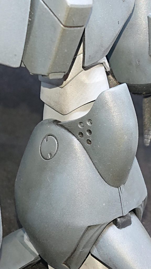 ピンバイスで穴開けしました。