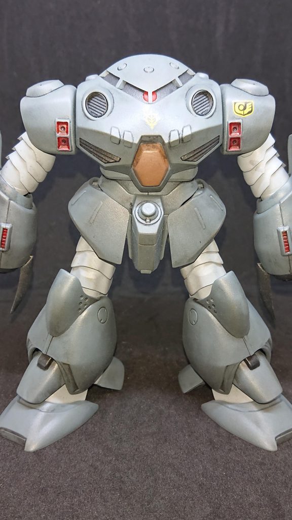 腕の接続軸を3mm.程下げて再接着しました。なで肩に見えるように改修しました。