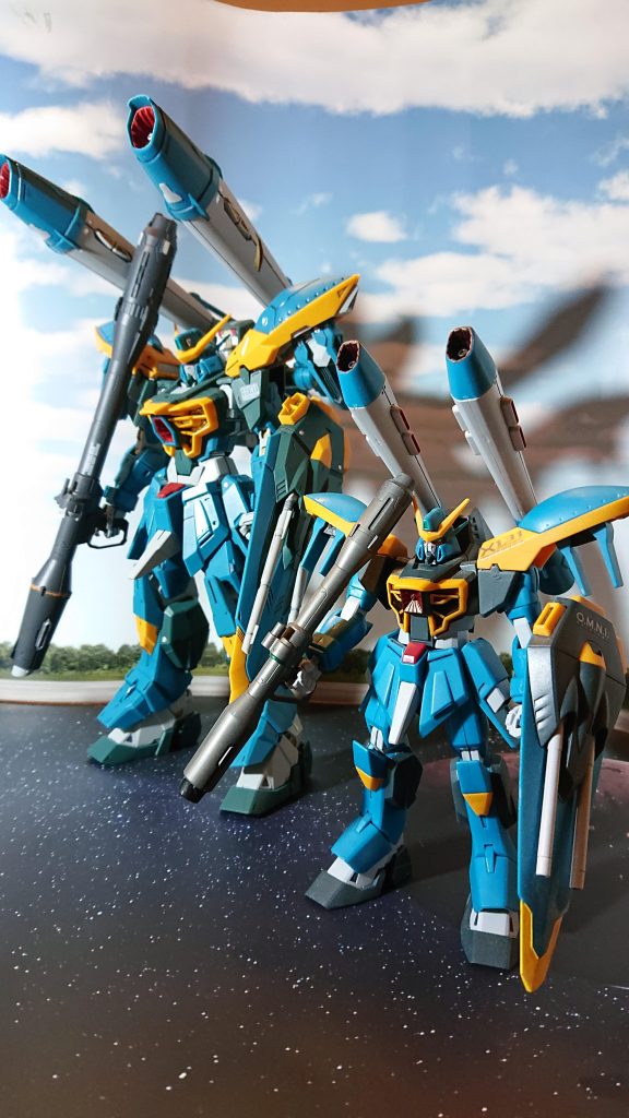 HG 1/144と比べてると進化具合半端ないですよー😆親子みたいwただの簡単な商品レビューっぽくなっちゃった気がする・・照明も強かったかなぁ・・まあいっかw