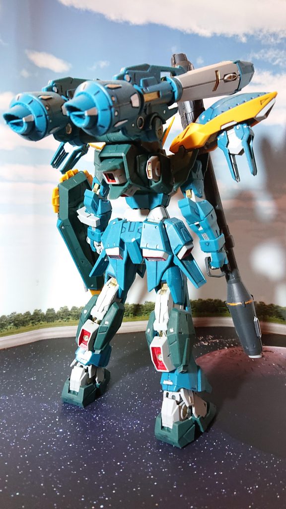 スラスター内は赤、あと適当にゴールド・シルバーで部分塗装してみました♪