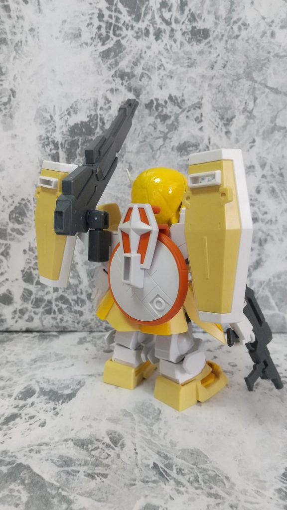 武器&バックパック装備ビームマシンガンビームサーベル×２(肩裏に１本ずつ装備)ウイングバックパック大型ライフル小型ファンネルシールド×２レドームシールド足裏は ふみなの足裏バーニア部に穴を開け、ウイニングガンダムの足底を加工してゲタパーツにしてハメています