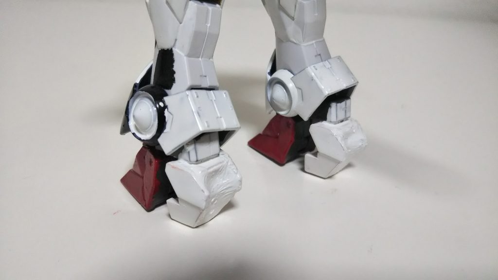 話をグランバードに戻して、かかとの部分は元のキットの物ではなく、トライAGEマグナムで余るAGE1の足パーツのかかと部分を使い、一部をパテで埋めました。