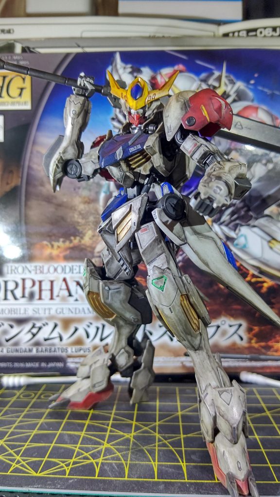 ツインアイをレッドで塗ってます。三日月がキレたときのやつです。（見えない😅😅😅）ガンダムマーカーとリアルタッチマーカーを使っています。