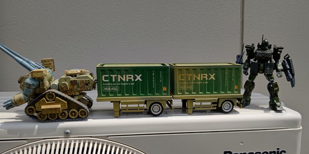 そして今回は以前に作ったガンタンク用に牽引コンテナ作ってみました。100均のコンテナとその台座にスプレー塗装したお手軽なものです。