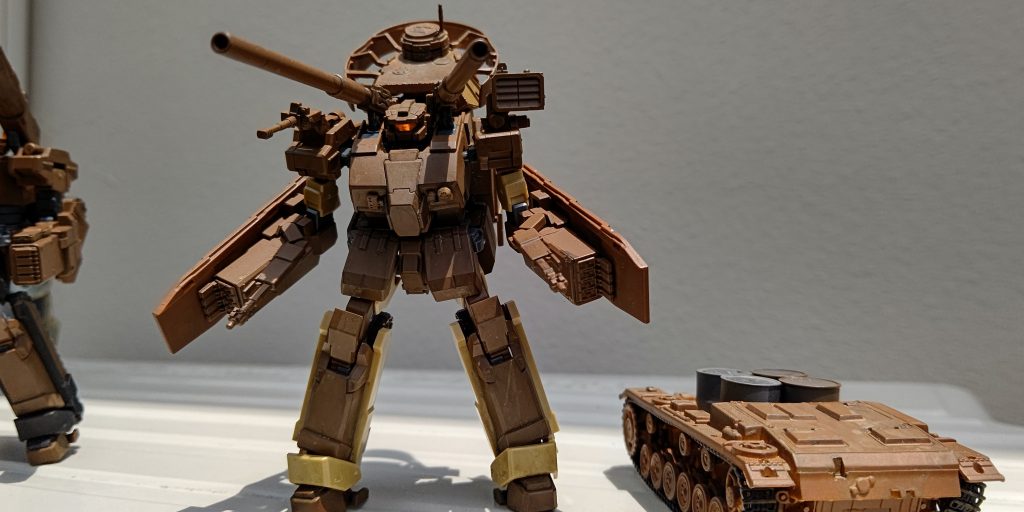 一番機改は両腕及び索敵機能向上のために増設した後部にシュルツェンを装備。補給機能を有するドローン戦車の制御及び遠方支援等を行います。