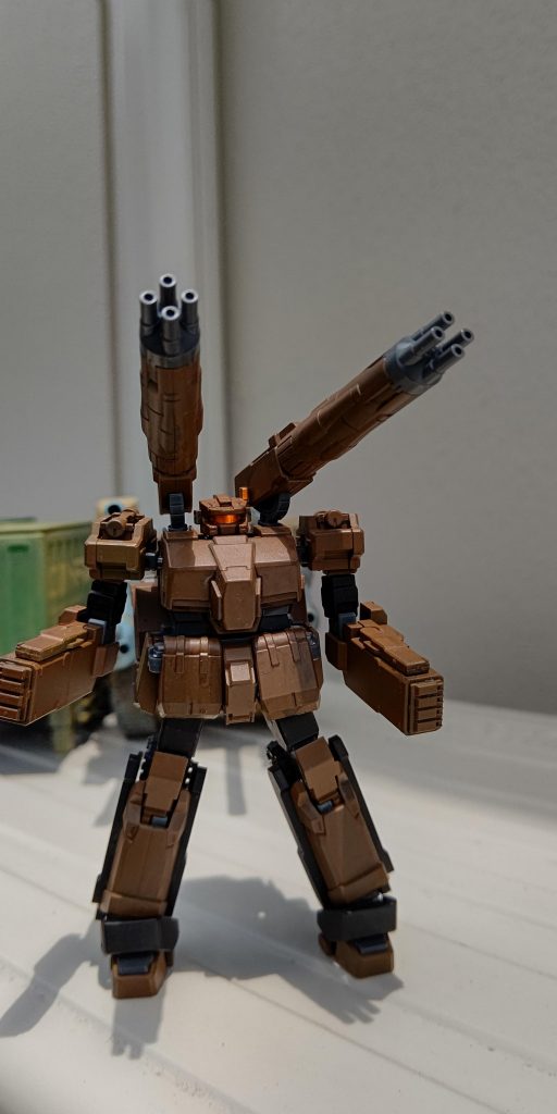 二番機は無改造のマシンキャノン装備火力支援型。一番機との連携で対地対空に力を発揮します。