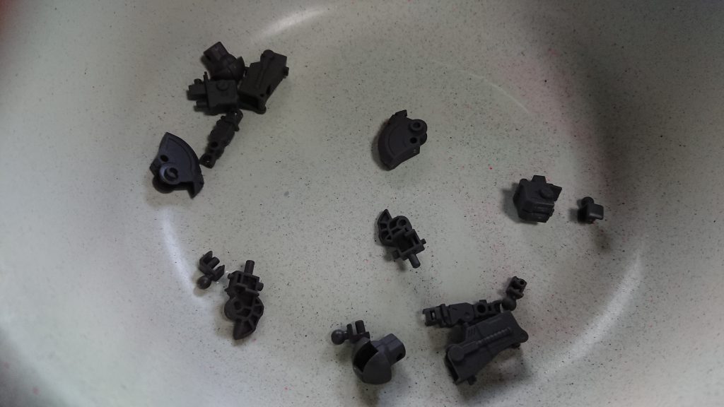 パーツ洗浄は中性洗剤(マジカ)で洗浄してます。洗浄マシンは持ってないので。ちなみに、関節部分は艶消しで艶消ししてます。