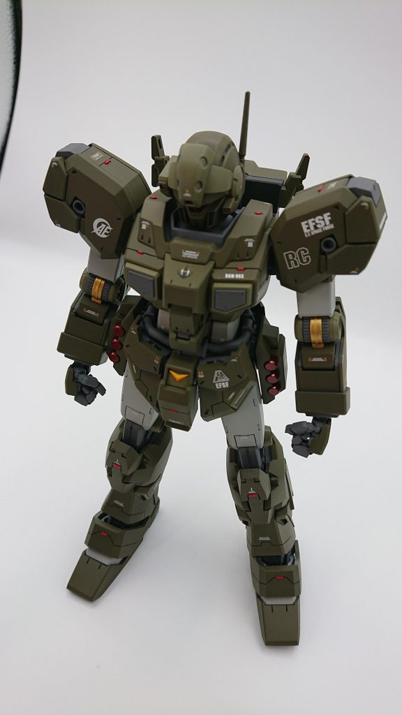 レッドチップをちりばめて、胸上部には丸モールドの市販パーツを塗装後埋め込み