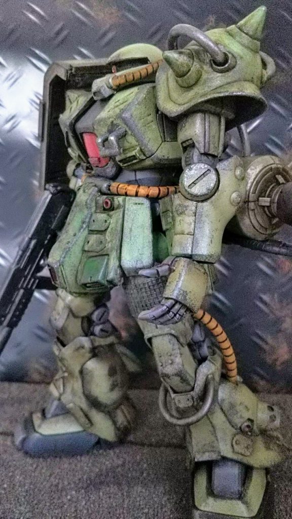 太ももには網戸補修をつけてます。