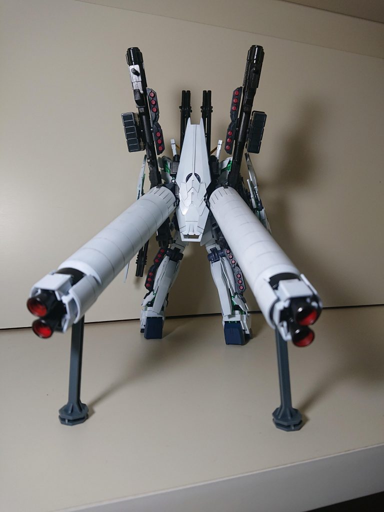 クリアパーツを塗装するのは初めてでしたが、なかなかいい感じに仕上げられたと思います。