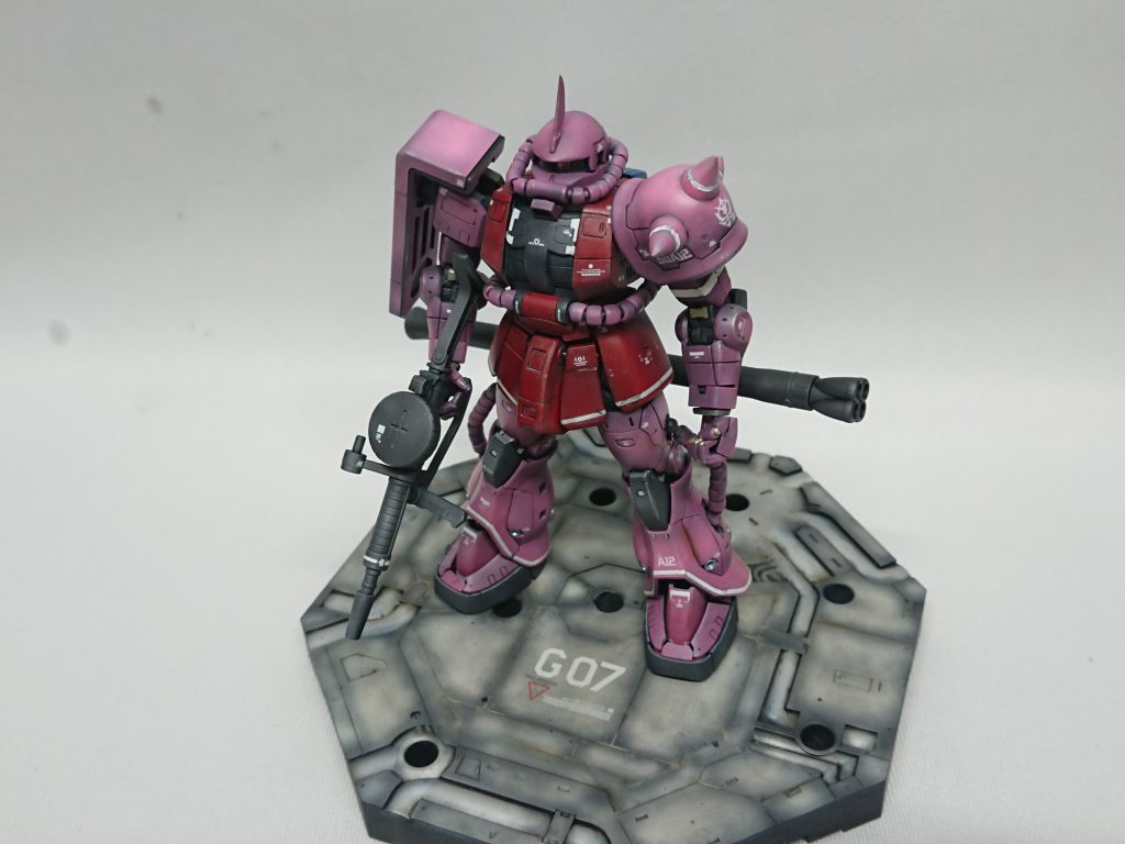 モールド掘り直ししたくらいで、ほぼ無改造ですがRGはデーィルが細かいので実際より大きく見える気がします。