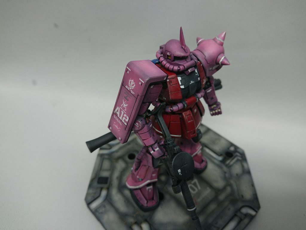 専用の水転写デカール中心に貼りました　結構数が多くて苦戦しました。