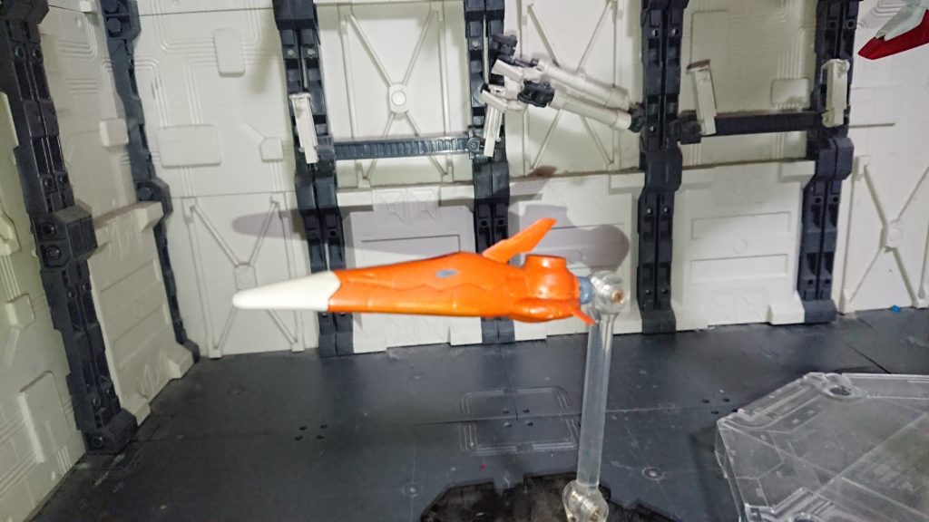 「機首部分を切り離し大気圏突入降下艇にすることが出来る」という文書設定に存在したギミックを中央ブロックの塗り分けも兼ねて分割加工し3mm軸で付け替え出来るようにしましたまた主砲レールガンも3mm軸による取り替えを可能に改造しましたその副産物として・・