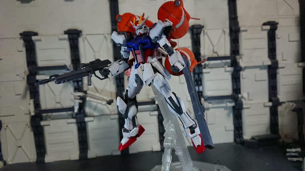 ビルドカスタムの延長ジョイントを用い接続位置を調整し3mm軸を介してストライクガンダムなどMSにガンバレルユニットを装備として取り付けることが可能になりましたレールガンもメタルビルドのガンバレルストライカーのオリジナルギミックを参考にして腕などに取り付け可能にしました
