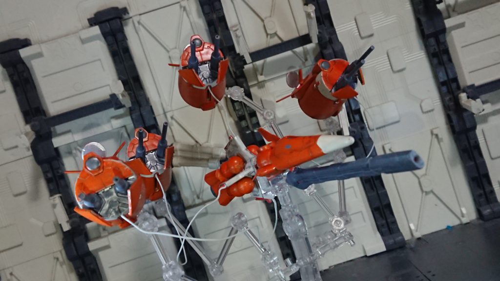 食玩ベースを使用しバーニアを掴みリード線と砲身パーツを入れガンバレル射出展開四基全て使うのは面倒ですが壮観外側のセンサー(?)ユニットも塗り分けております