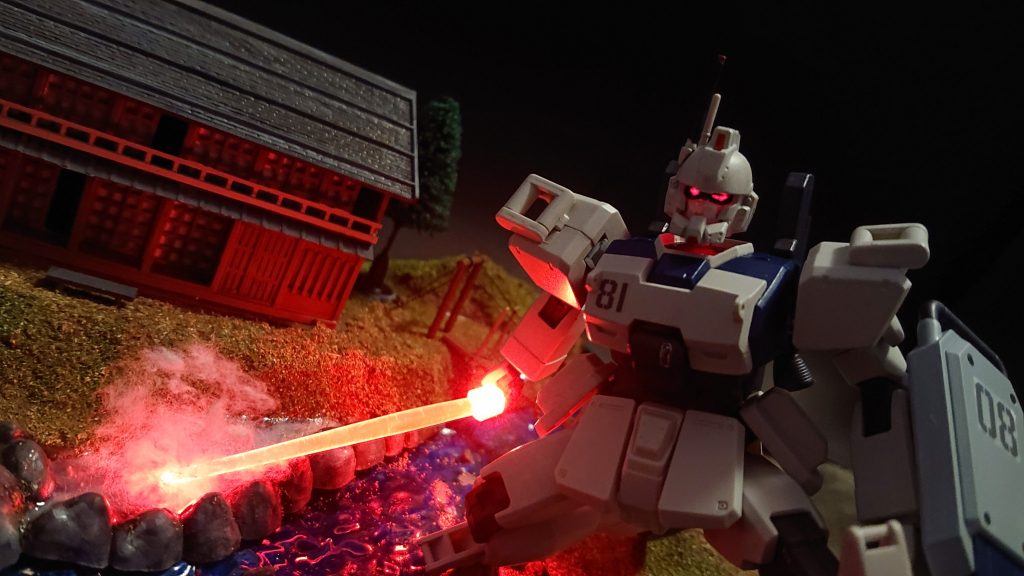 メインの写真の位置から更に寄って撮ってみました。温泉宿がほぼ見切れ、ツインアイとビームサーベルの発光が目立つと、これはもう戦場にしか見えないですね。。😅💦ちなみに湯気は綿棒を軽くヤスリがけしてからピンセットでほぐしたものを配置してそれっぽくしてみました☁️♨️なお、メインの写真の補足で、自分の勝手な解釈ですが、本編最終話で大破したであろうEz-8は美しい白鳥に生まれ変わります🦢戦争終結後、(本来のコテージではなく)日本の山奥で温泉宿を営みながら隠居(湯治)生活をするシローとアイナの2人がお湯を沸かす時だけ白鳥からEz-8になるイメージです😌💭(そのため機体もあえて汚しませんでした)「ラストリゾート」のシナリオがおとぎ話のようなとても不思議な内容だったので自分なりに妄想を膨らませつつ、撮ってみました🤳