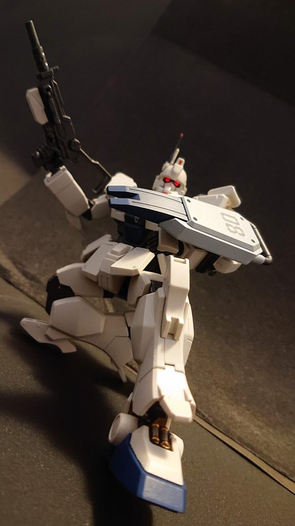 マシンガンを装備してスライディング気味の体勢でパチリ🤳足首のシリンダー的な所は後から箱絵を見て気付きました👀※塗装前に気付けたので塗り分けできました🤭こういうチラ見えする所を塗ると自己満足度があがる気がします😆