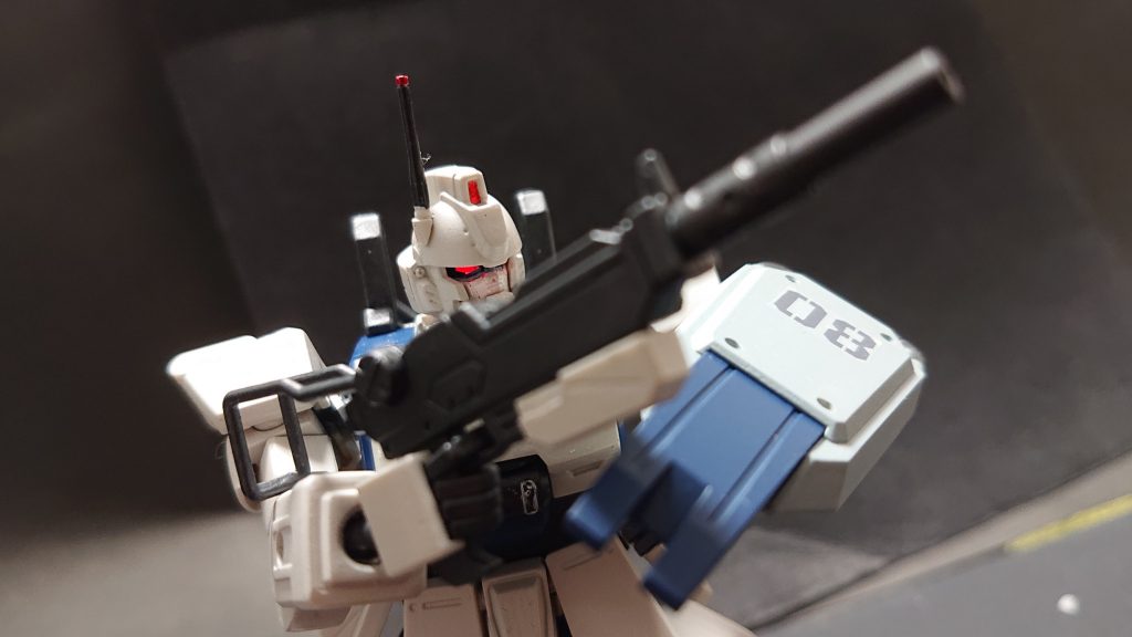 マシンガンを構えて。なお、アンテナ先端の赤と(ここでは見えませんが)バックパックの赤はガンダムマーカーEXのロイヤルメタレッドを塗料皿に出してから筆塗りしました。