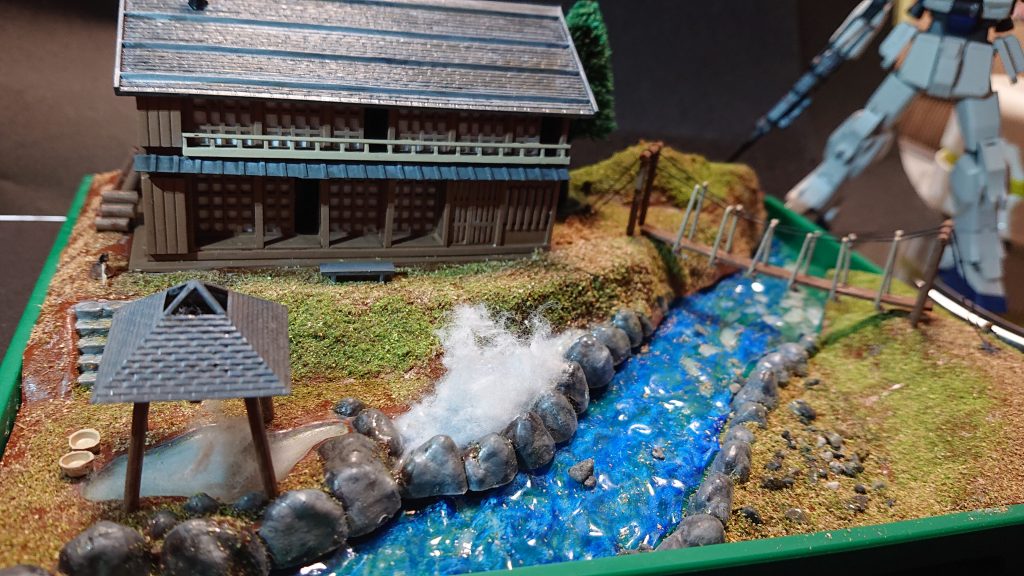 いちおう「箱庭キット 山の温泉宿」についても。ビームサーベルでお湯を沸かす表現を取り入れようとなった時、ジオラマを1から作るには時間的にも技術的にも自分には厳しいなぁとなり、ネットで検索してこちらのキットを入手して作成することとしました。ガンプラとは勝手が違って多少戸惑いましたが、最終的には満足の出来となりました😊