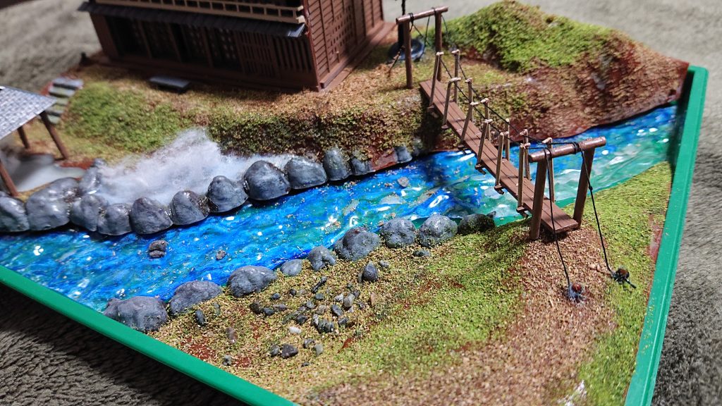 制作工程と言いつつ、温泉宿は途中の写真を撮っていませんでした。。(締め切り近くで結構テンパっていたのかもしれませんね😅)まぁ、焦って作ったわりにはそこそこ形にはなったと思っているのですが、説明書が内容ざっくりで、体裁も昭和の自動車教習所のテキストみたいな感じでとてもシュールでした。。🤔ランナーの成形も甘くてバリが凄かったり、一部成形不良の箇所もありました💦(いちおうリカバリはできました)そして吊り橋部分はラスボスのように立ちはだかったのですがなんとか完成しました。※まさか本当に糸で橋を吊るように設置するとは思っていませんでした😳💦が、完成したら糸で吊っているだけあってユラユラするのでオオーッ😲となりました😊