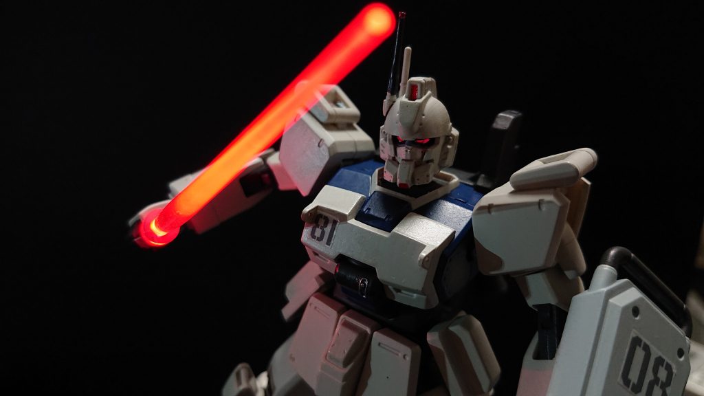 ビームサーベルを構えてのショット💥⚔️発光表現については、画像加工や蛍光塗料&ブラックライトで光らせる手法もできたらいいなと思いつつも、今できる方法が「ミライトのLEDで実際に光らせる」しかなかったのでとりあえずトライしてみました✨なお、ガンダムタイプにしては珍しくツインアイが赤いのですが、ビームサーベルの感じと相まってダークサイドに堕ちた(byスター・ウォーズ)みたいな雰囲気にも見えます☺️💦