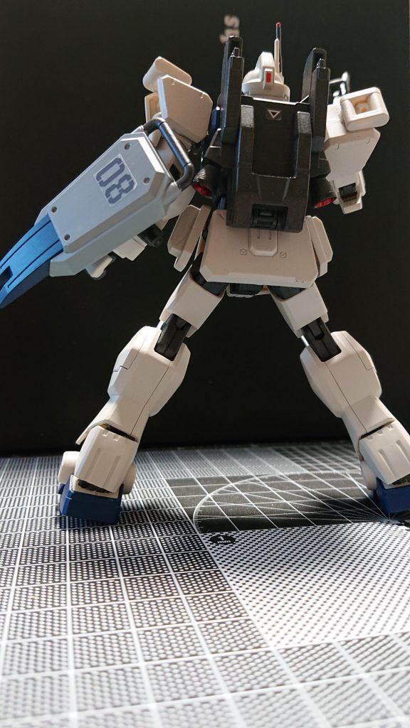 バックショットです。なお、Ez-8をはじめとして「第08MS小隊」に登場する機体は間違いなくウェザリングが似合う機体であることは承知のうえで今回はあえて汚しませんでした。(筆塗り&つや消し後の具合が自分なりにうまく行って気に入ってしまったというのが本音ではありますが。。😅)