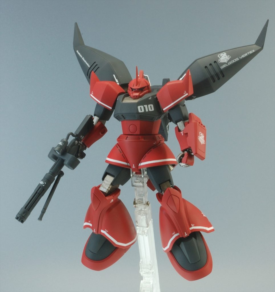 ゲルググ本体は寸胴な感じがするので頭部とハンドを小型化、股関節位置の調整、足首フレーム延長をしてMGの頭身に近づけてます。