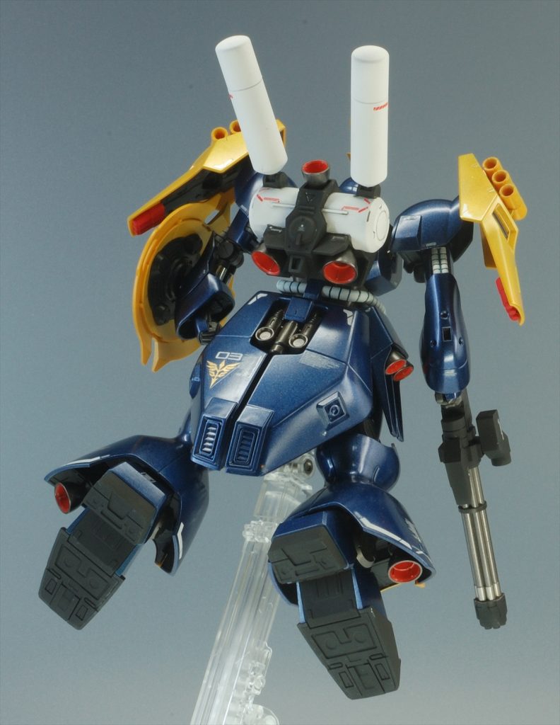 プロペラントタンクとリヤスカートはHGUCサザビーから流用。出力と航続距離をアップしたという設定です。