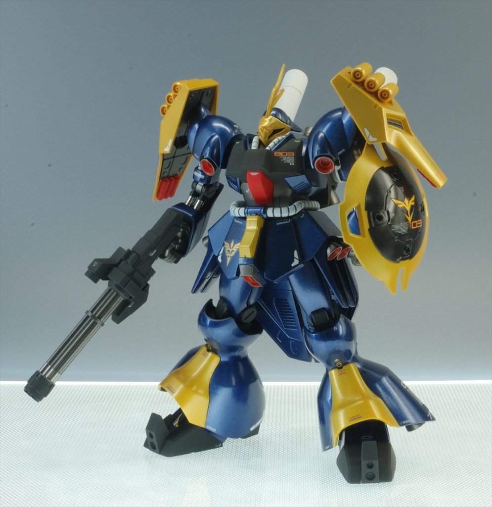 前腕や足首のシリンダーモールドには鏡面フィニッシュシートを貼り付けて質感の違いを演出しました。