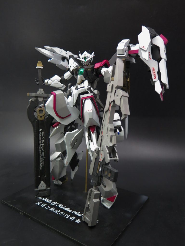 “この後世に残す意志、このガンダムが真なる戦士しか扱えない理由を。。。その目で焼き付けよう。”以降は本機の特殊機能:トランザムシステム---TRANS-AM原型であるクアンタに備えたシステム、機体各部のGNコンデンサー内に蓄積している高濃度圧縮粒子を全面開放する事で、機体性能を通常の3倍以上に引き上げる。ゼロシステム超高度な情報分析と状況予測を行い、毎秒毎瞬無数に計測される予測結果をコクピットの搭乗者の脳に直接伝達するインターフェースである。クアンタムシステム---タイプレギュラー原型に搭載された特殊機能、外部装甲をフルオープンして、超高濃度粒子領域を展開する。アルビオンユニットは固定装備であるため、外装をパージできない。性能面では、ダブルオーライザーのトランザムバーストと同じ程度である。原機と同じ、発動時には機体が一瞬だけ赤くなった後、緑色に輝き出す。