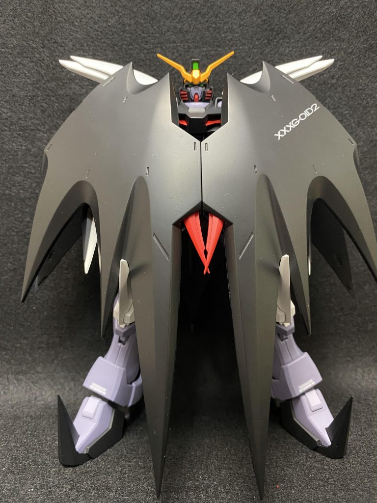 マントは閉じることも可能。肩のパーツはズラして下に下がるんですが、クリアランス考えずグイグイ塗装したせいで、もう一生ズラせません…。