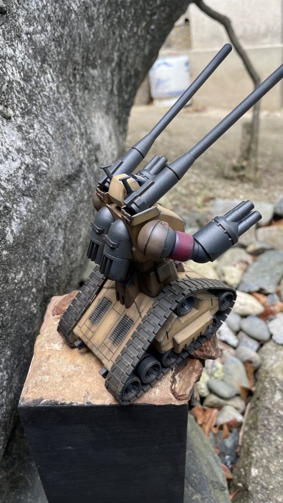 前のめりなガンタンク。