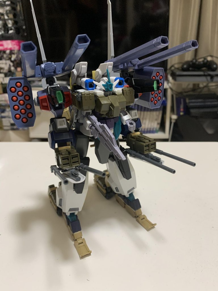 一応、コアガンダムを胸部に格納してみた時の一枚。かなりコアガンダムが前にせり出していたので却下に。※生活感ある背景で恐縮です…