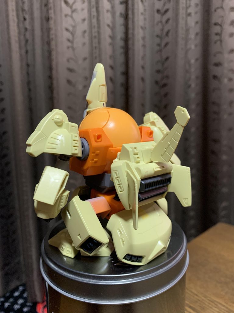 ↑大方 形が決まってサフ前状態。胸と腰はそのままハロローダーから。　あ、背中は少し削ってます。お尻？部分は前後反転させて、脚は半分程にカット。SDジ・オは、顔は少し形状変更、腕もちょい加工、脚、バックパック、フロント＆リアスカート、武装はそのまま使用し、サイドアーマーとお腹の一部パーツはHGのジ・オを使ってます。その他、動力パイプやその接続部分、肩と腕の接続部分、脚の隙間を埋めるためなどにジャンクパーツやビルダーズパーツを使いました。ハロローダーの胸部分がそのままでもジ・オっぽくて、結構 気に入ってます。