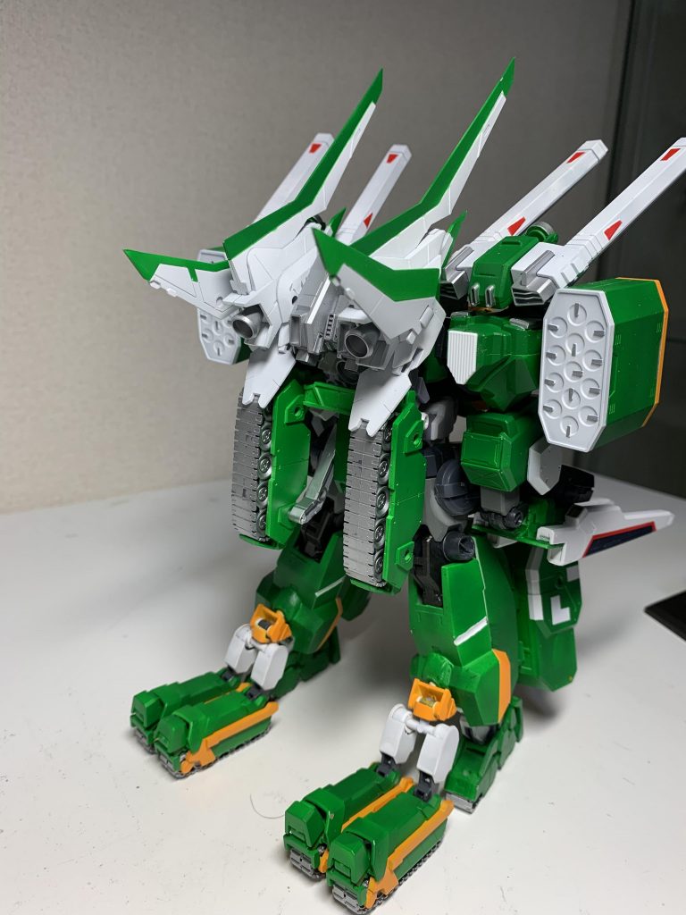 お気に入りのバックショット。バックパックの一部がレールガンに干渉する為、干渉する箇所をなくなく排除しました。設計力不足です…