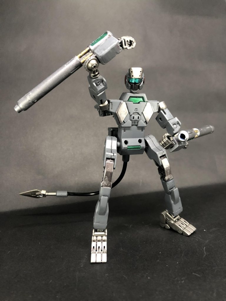 サルトビ獣人形態・サスケサルトビがアーマーをパージした状態。ゴリラを形成するほとんどの部分がアーマーである為、フレーム部分が変形して猿を模した姿になる。戦闘スタイルも素早さを活かしたスピード型に変化する。身軽な体を活かしたトリッキーな動きに加えて、腕に付いたビーム砲での射撃、近接ではビーム砲を接続しての棒術攻撃を得意とする。ちなみに、語尾がウホッからウキッに変わる(CVティガーくらい高めの玄田哲章)。 なお、ハヤテと同じ形のクナイビットを装備しているがビットとしてではなく、武器としてはもちろん、電波の影響を受けない特殊な回線での通信に使用する。解説⑤パワー系のゴリラがアーマーを外すと身軽な猿になる、というのが今回のコンセプトとなります。パージしてもカエルを維持できるジライヤとは異なる設計ですが、パージ後は動物＋忍者型のロボという共通点もあります。要はゴリラ型のアーマーを着込んだ猿型のフレーム…ってことになりますね。