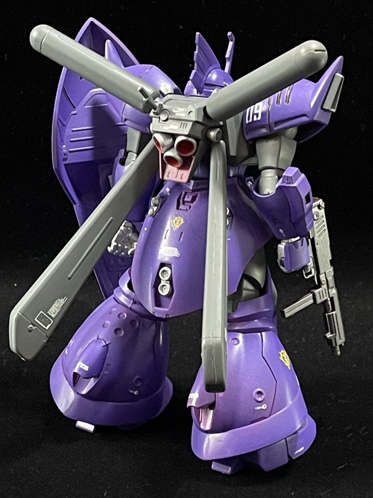 一歩間違えるとガトー専用機カラーに被ってしまうので配色を意識。