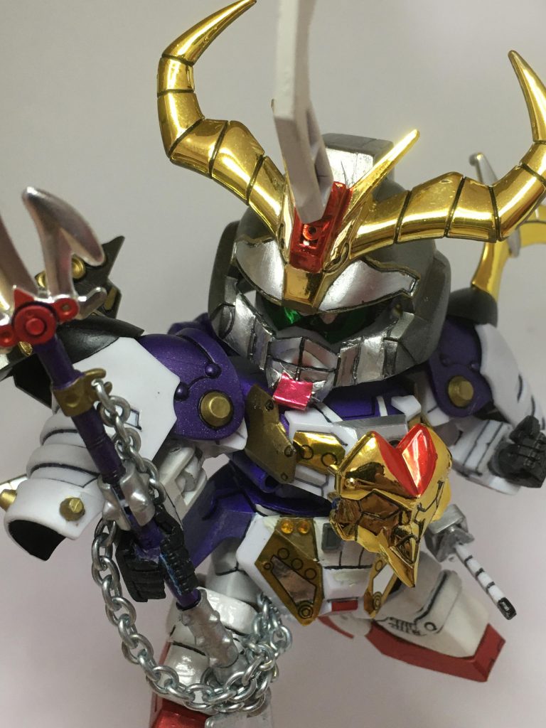 山の鎧兜は中心線で左右に分割。3ミリほどプラ板で伸ばし、冒流刀の特殊な頭部が入るようにしました。