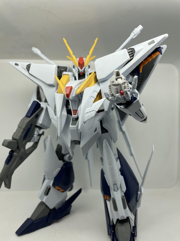 頭頂部はパテにて整形フェイスはνガンダムから移植でマスクのへの字は瞬着カラーパテで埋めました