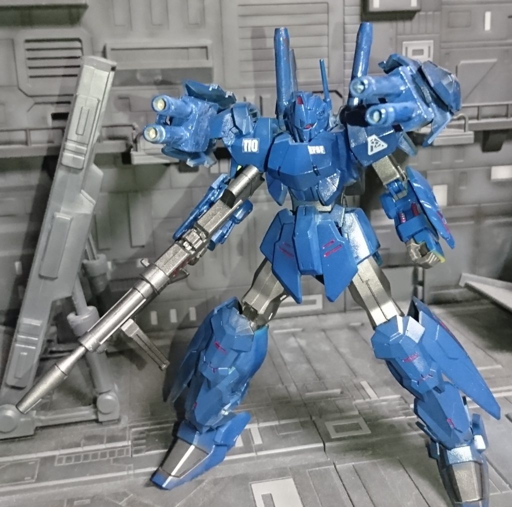 両肩は連装ビームキャノン　