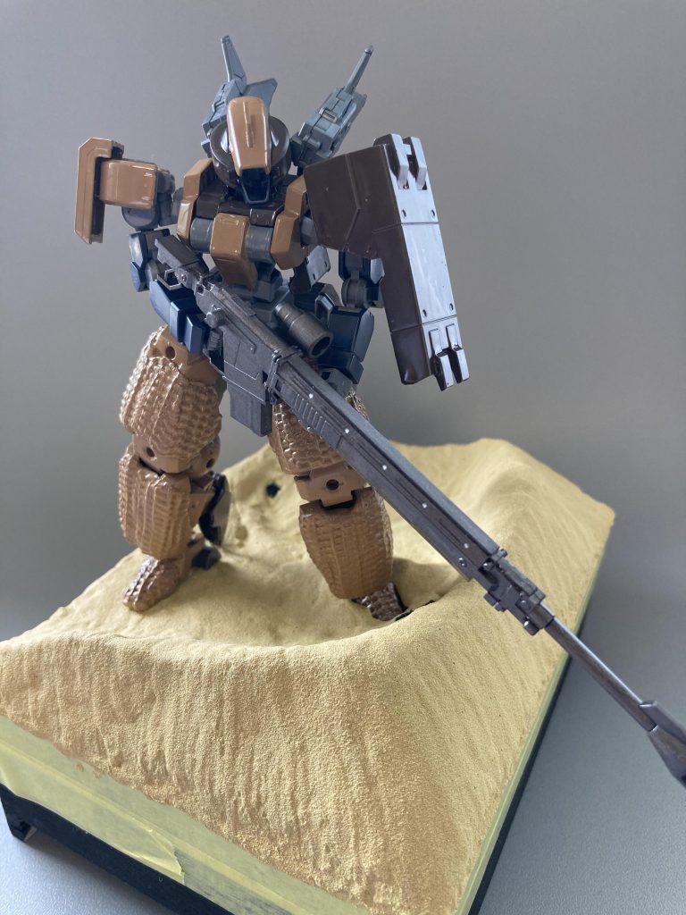 ゲイレールの塗装まで終わった段階です。この後つや消ししてウェザリングしてます。去年の今頃、ゲイレールかっこいいな!となって作ってたのですが、足の細さが気になってしまい30MMのシエルノヴァの足を持ってきてから、その後何も浮かんでこず放置してました。さすがにいい加減完成させようと思ってたときに、ジオラマ作りたい熱が最高潮に達したので最初のモデルになってもらうことに。砂漠仕様ということで、サンディブラウンとマホガニーの筆ベタ塗り。一部紺色は残してます。バックパック、背中のライフルは30MMのジャンクとなっていたパーツを、メインのライフルはザクから頂きました。左の平手は鉄血オプションパーツからです。