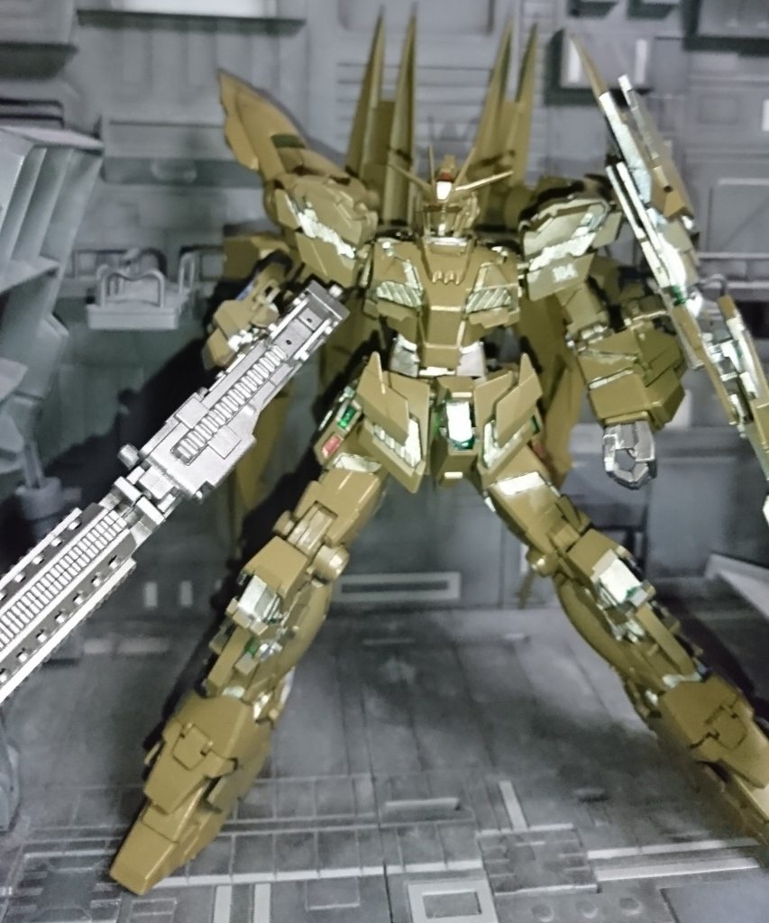 大型のメガビームライフルと高機動パツク装備