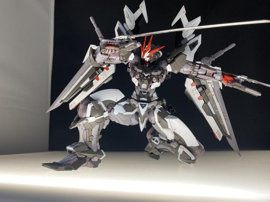 完成済みの素体に外装を付けていく構造ですが、素体の可動が非常に優秀で、股間を開いた立膝も余裕で出来ます。