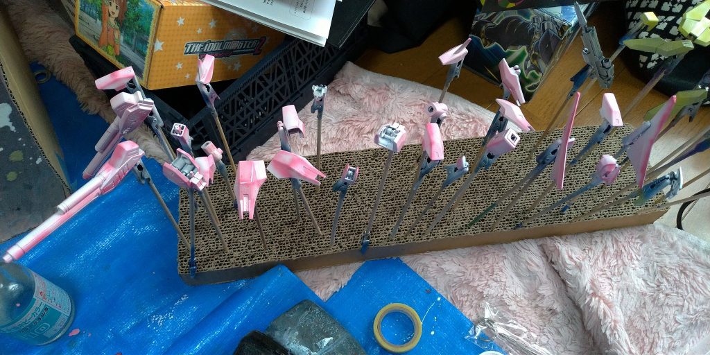 一応黒サフ→ベース色→エアブラシって感じで塗装しました。なんでエアブラシってああも簡単に詰まるんでしょう…。結構塗料希釈して使ったんですけどねー。