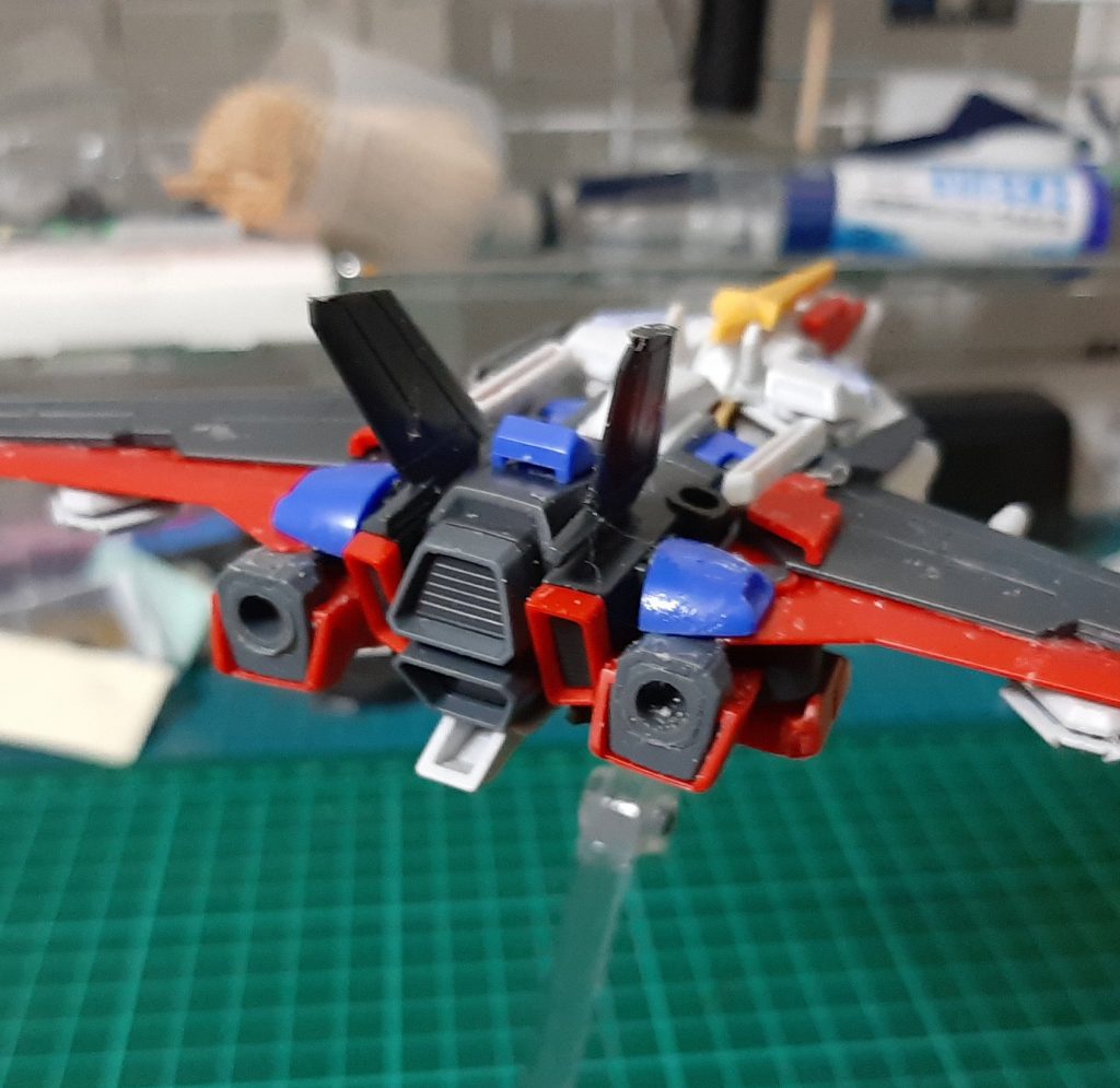 後ろから。足のBJ受けをスラスターっぽく見立てました。かなり急いで作業したのではみ出た接着剤が光り輝いているぜ・・・!