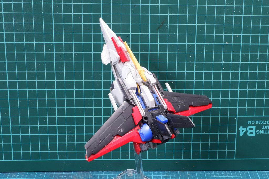 上から。フォースシルエット自体が戦闘機のような見た目をしているので割と作りやすかったんじゃないかなって思います。羽は2枚のウイングを重ねることで色分けをしてみました。