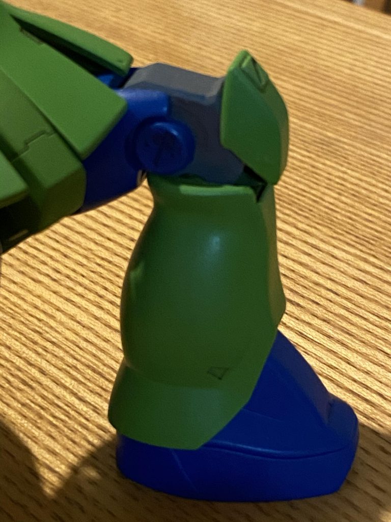 膝は脛から切り離し。なんか四角いのはアニキの仕事。