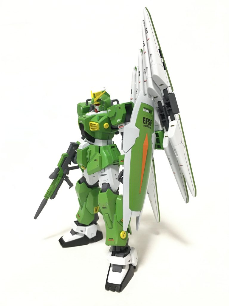 シールドはダガーLのものをそのまま使用しました。ここのオレンジがアクセント（のつもり）です。