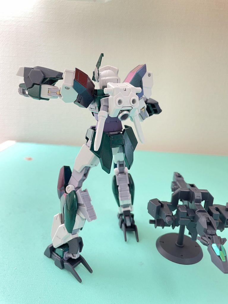 写真だとわかりづらいですが、肩と脚が見る角度光の当たり方で光沢が変わります。